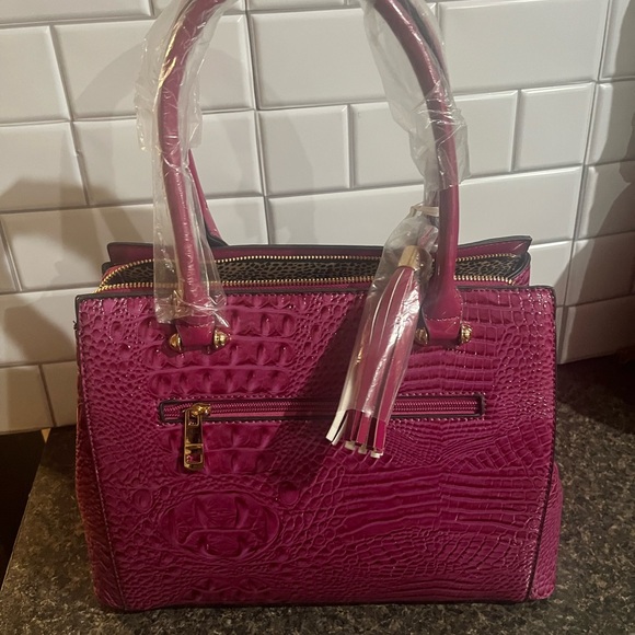 Elegant Pink Crocodile-Embossed Women's Handbag - Picture 2 of 3